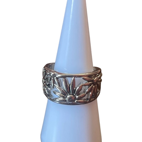 🔥2/$24 or 3/$30🔥 Vintage Bohemian Daisy decorated Ring. Size 7 - Picture 10 of 11